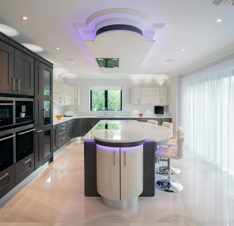 contemporary-kitchen-with-mixed-oak-frames-and-colour-changing-leds-stoneham-kitchens-img~f7d1808a0464998c_7817-1-b962e23-w800-h772-b0-p0.webp